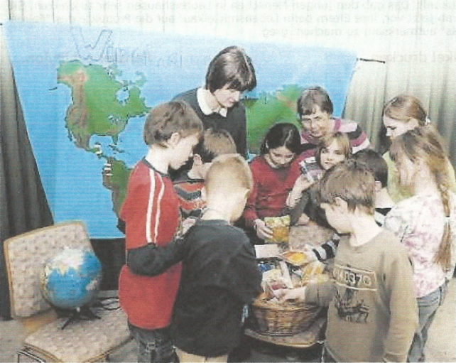 Renate Schäfers (links) und Bärbel Bohn (rechts) stellen den Hirschberger Kindern den "Eine-Welt-Laden" vor